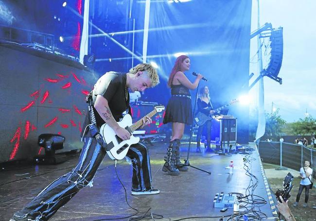 La cantante Samuräi y su banda, en plena actuación en el Negrita Music Festival.