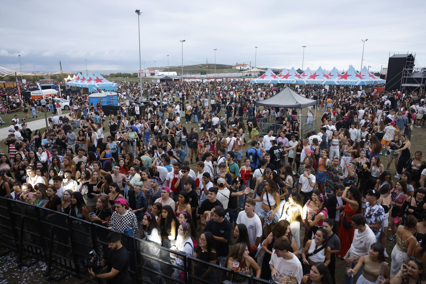 Eñ día fue gris pero eso no apagó las ganas de disfrutar de la música en directo de los asistentes.