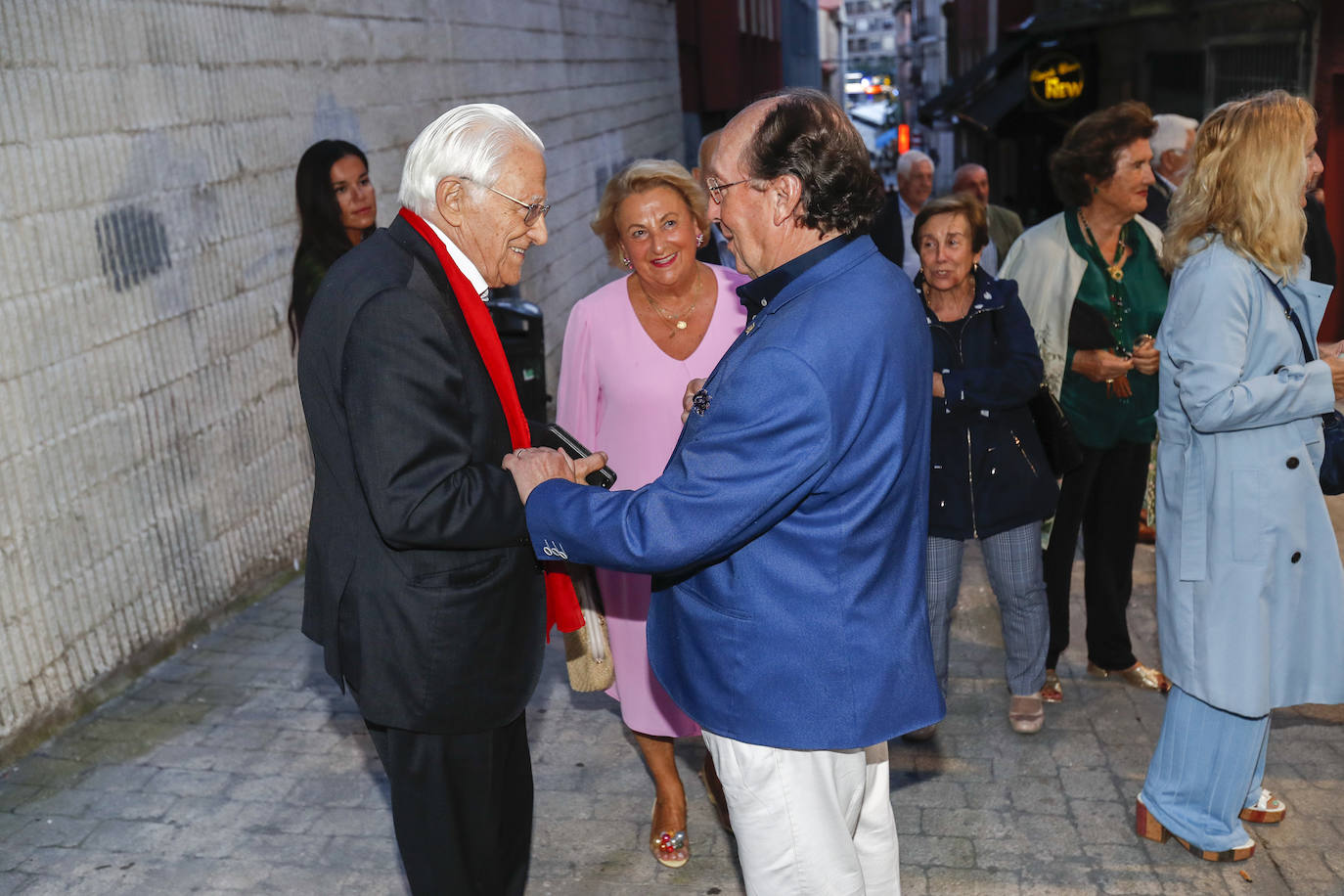 El padre Ángel (con bufanda roja), fundador y presidente de Mensajeros de la Paz, a su llegada al homenaje saluda a Miguel Ángel Díaz, que acudió al acto con su mujer. 