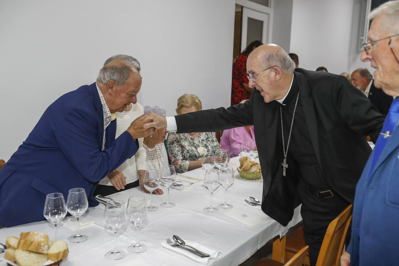 El exconcejal del Ayuntamiento de Santander y exalcalde pedáneo de San Román de la Llanilla, Jesús Ceballos, besa la mano de Osoro, en señal de respeto.