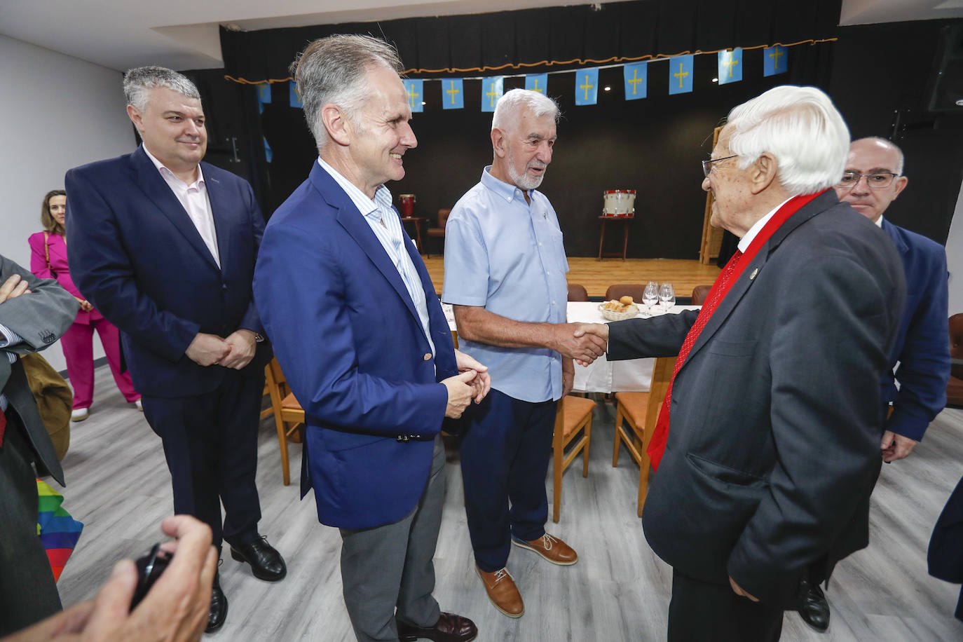 El padre Ángel saluda a Felipe Somohano, presidente del Centro Asturiano de Santander, en presencia del consejero de Economía, Luis Ángel Agüeros, y del fiscal antidroga, Ángel Santiago.