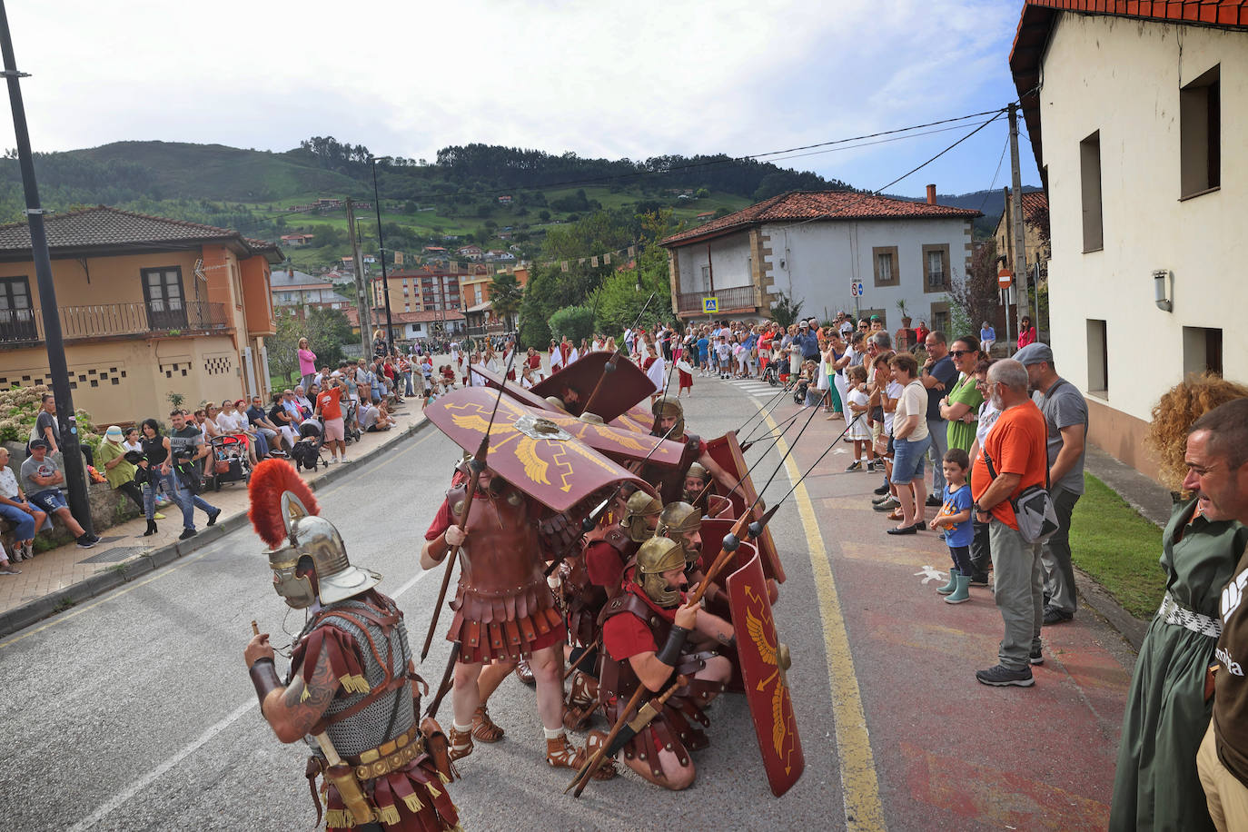 Los legionarios romanos entrenando la posición militar de la tortuga para deleite del público. 