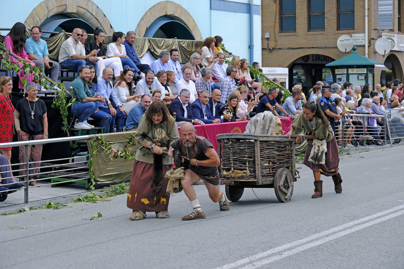 Una pareja de cántabros tira del carro de avituallamiento delante del palco de autoridades. 