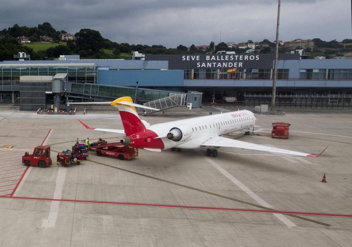 Un avión de Iberia en el aeropuerto Seve Ballesteros.