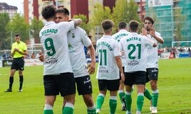 Los jugadores verdiblancos celebran el tanto de Jorge Delgado.