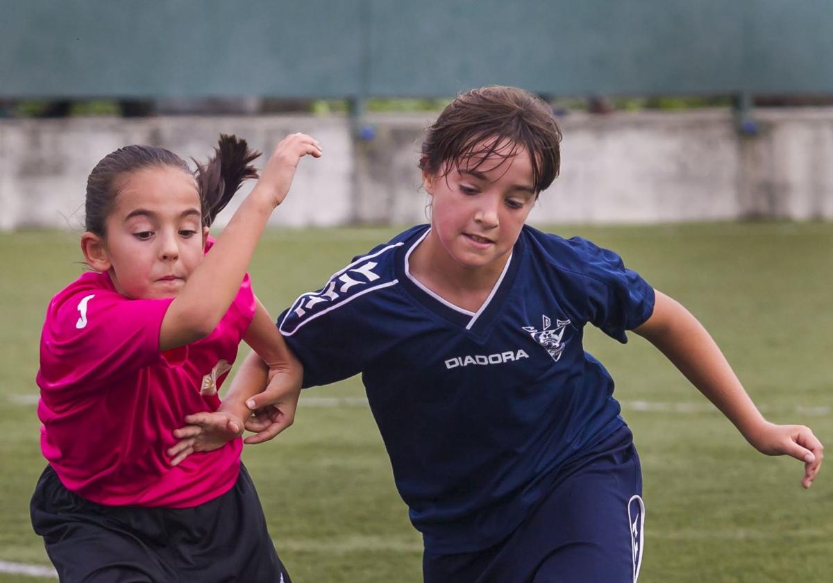 Daniela, a la izquierda, pelea por el balón con Cristina.