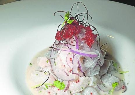 Imagen secundaria 1 - A la izquierda, el ceviche 'de Sebas'. A la derecha, mango, chocolate blanco y albahaca. 
