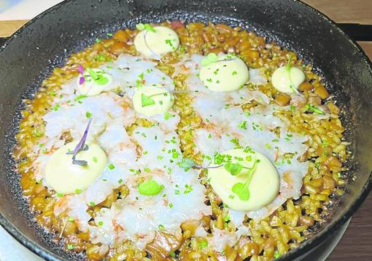 Imagen principal - Arriba, arroz abanda con carpaccio de gambas. Abajo, gildas de atún rojo y anchoa; y ensalada de tomate cherry. 