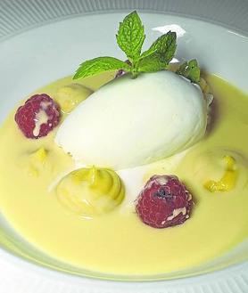 Imagen secundaria 2 - A la izquierda, el ceviche 'de Sebas'. A la derecha, mango, chocolate blanco y albahaca. 