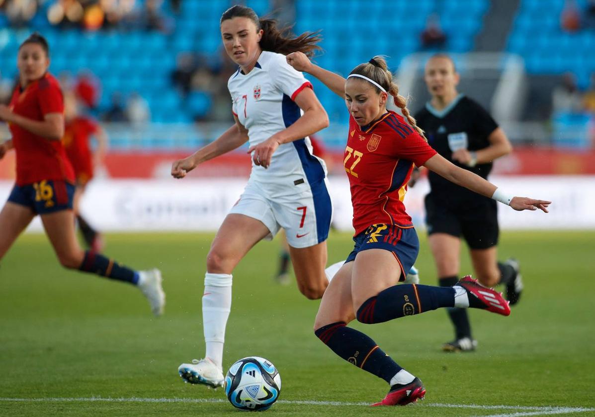 Athenea del Castillo, durante un partido con España.