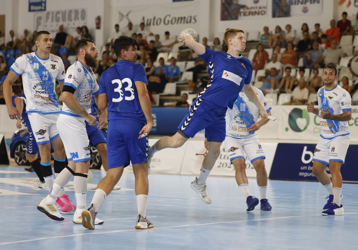 Nico Bono lanza ante el Frigoríficos Morrazo Cangas en un partido de esta pretemporada.