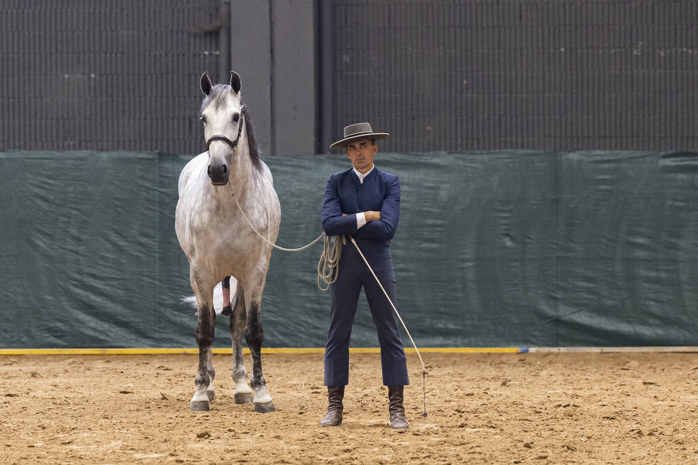 Uno de los ciradores y su caballo esperan el verdicto del jurado.