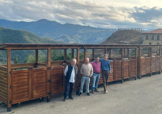 Gómez, Fuente, Rodríguez y García, junto a los cubre contendores de Cahecho