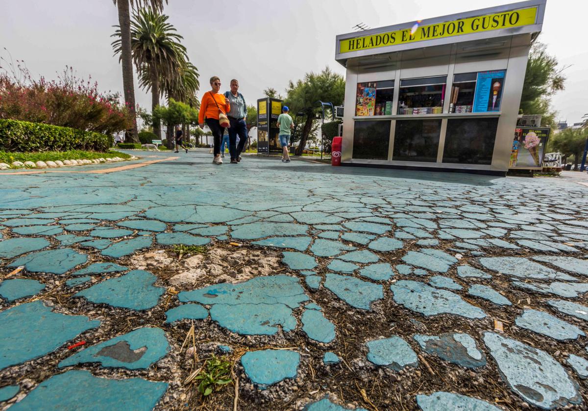 Una pareja pasea ayer por los Jardines de Piquío, en una zona con el pavimento muy agrietado.