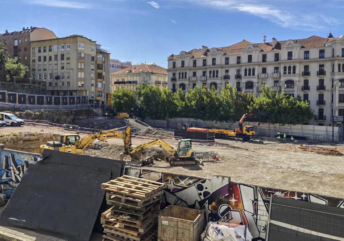 Aspecto que presentaba ayer el solar de Puertochico, con las máquinas paradas.