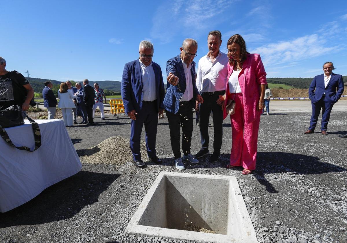 Javier Marcano, en su 'acto alternativo' de inicio de la obra junto a sus compañeros Pedro Hernando, Guillermo Blanco y Paula Fernández.