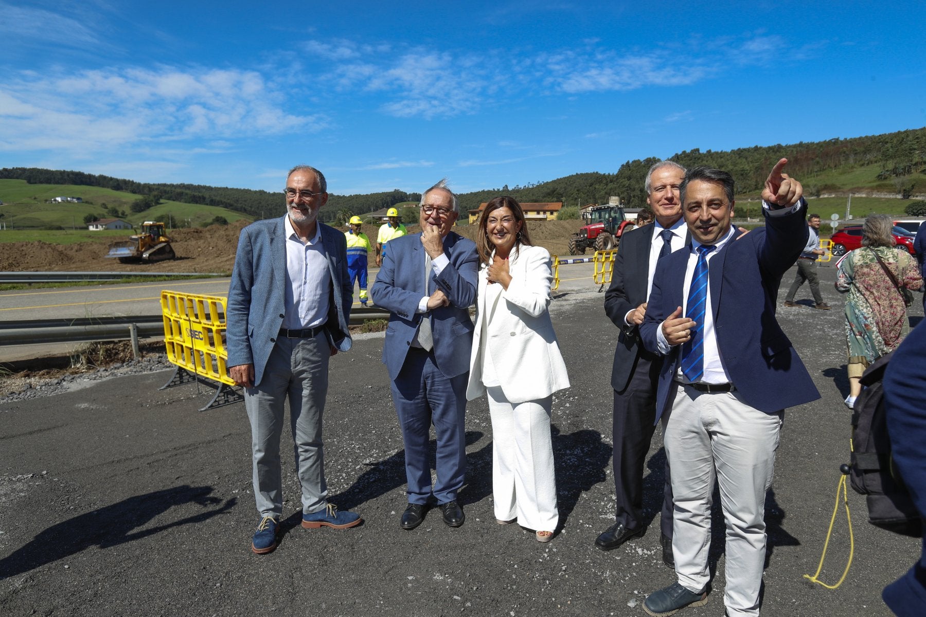 La presidenta Buruaga charla con los dos principales responsables de la UTE que realizará las obras (Vías y Construcciones y SIEC) en compañía del consejero Eduardo Arasti y Carlos Caramés, alcalde de Piélagos.