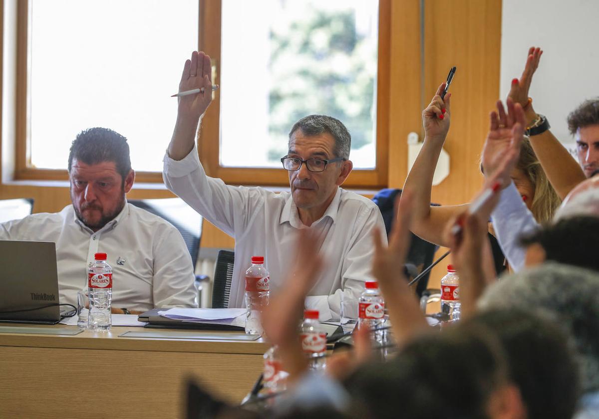 Los concejales participan en una de las votaciones de la sesión plenaria celebrada hoy.