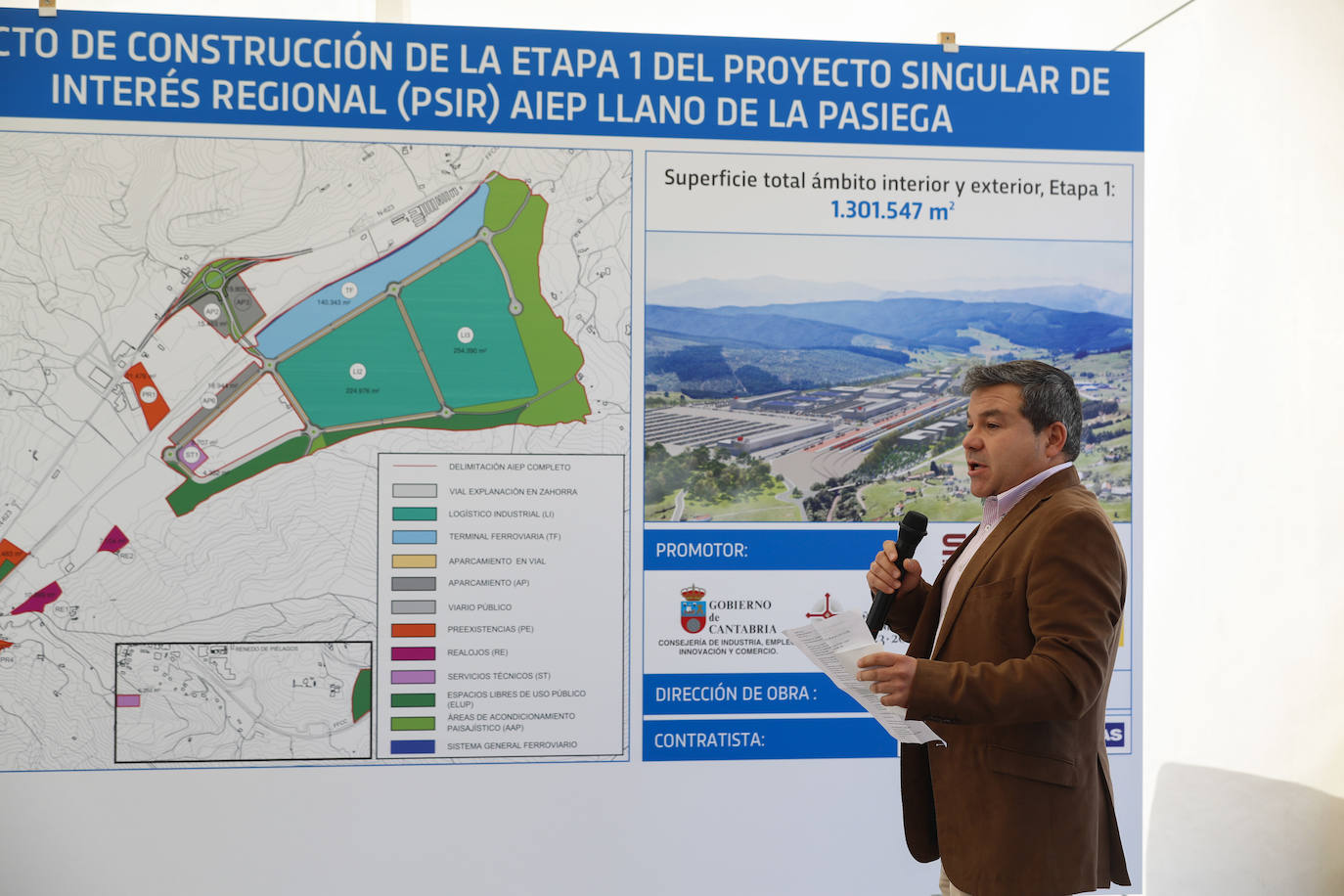 Rubén Fernández Rozas, de la UTE Vías y Servicios-SIEC, empresa constructora de la primera fase, da detalles de la actuación, que se extenderá durante 30 meses.