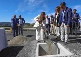 La presidenta de Cantabria, María José Sáenz de Buruaga, durante el acto de colocación de la primera piedra de La Pasiega.