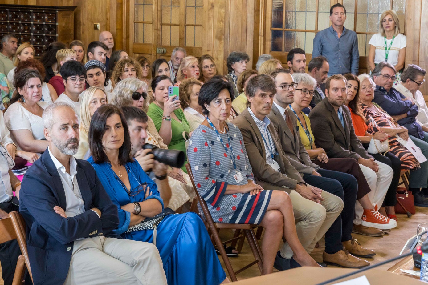 La alcaldesa de Santander, Gema Igual, y el consejero de Educación Sergio Silva, entre el público que asistió a la entrega del premio.