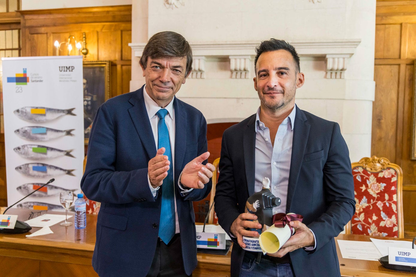 El rector Carlos Andrada con el premiado Alejandro Amenábar, tras hacerle entrega del galardón.