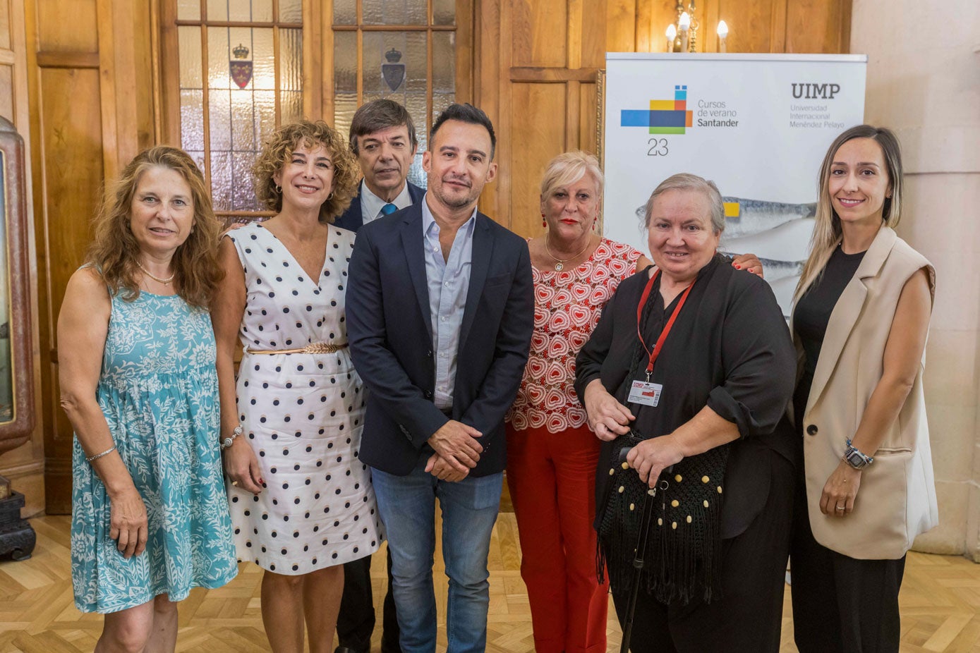 De izquierda a derecha, Raquel Seco, Inmaculada Torrijos, el rector Carlos Andradas, Alejandro Amenábar, Mariluz Fernández, Enedina Fernández y Raquel Cruz.