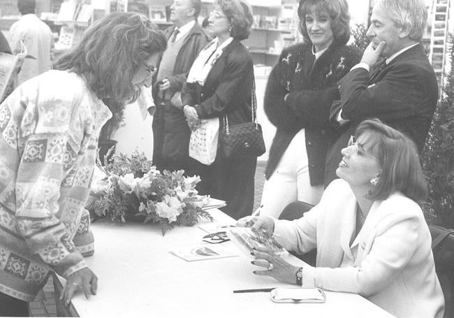 La popular presentadora de televisión durante una firma de su libro «Cómo librarse de los hijos antes de que sea demasiado tarde» celebrada en 1993 en la Feria del Libro de Santander.