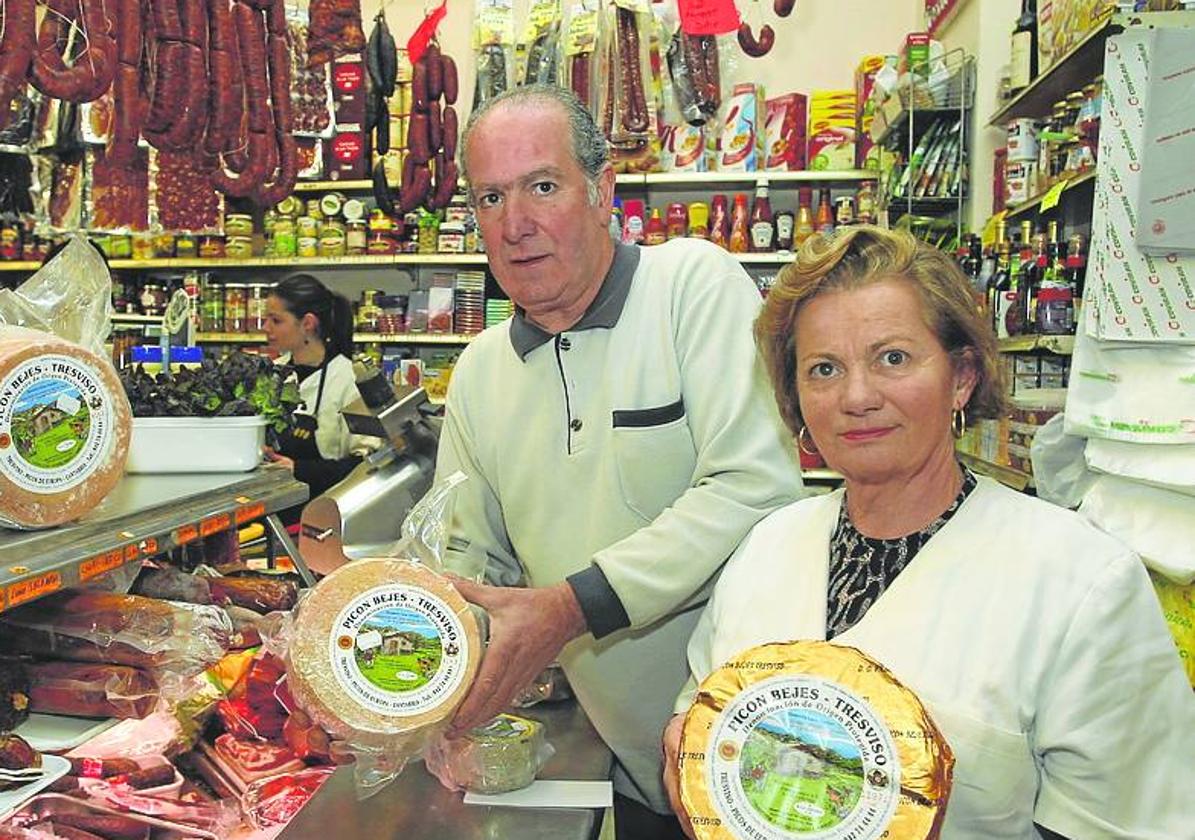 Alimentación Tresviso, elogio a las tiendas de alimentación de barrio. Juan Luis Gómez y Floren López Campo, hace una década.