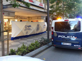 El equipo de la Policía Nacional, en el momento del levantamiento del cadáver.