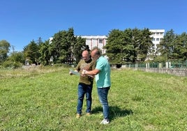 El alcalde y el concejal del área en la zona donde está previsto hacer los huertos.
