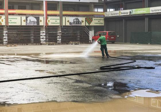 Un operario limpia el Mercado Nacional de Ganados de Torrelavega al término de la feria celebrada este miércoles.