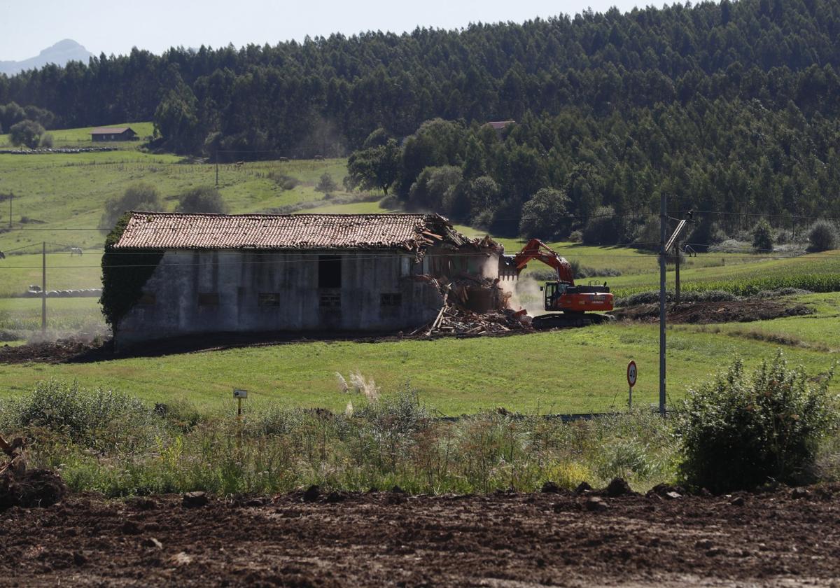 Una máquina echa abajo una antigua vivienda durante el arranque de las obras de La Pasiega.