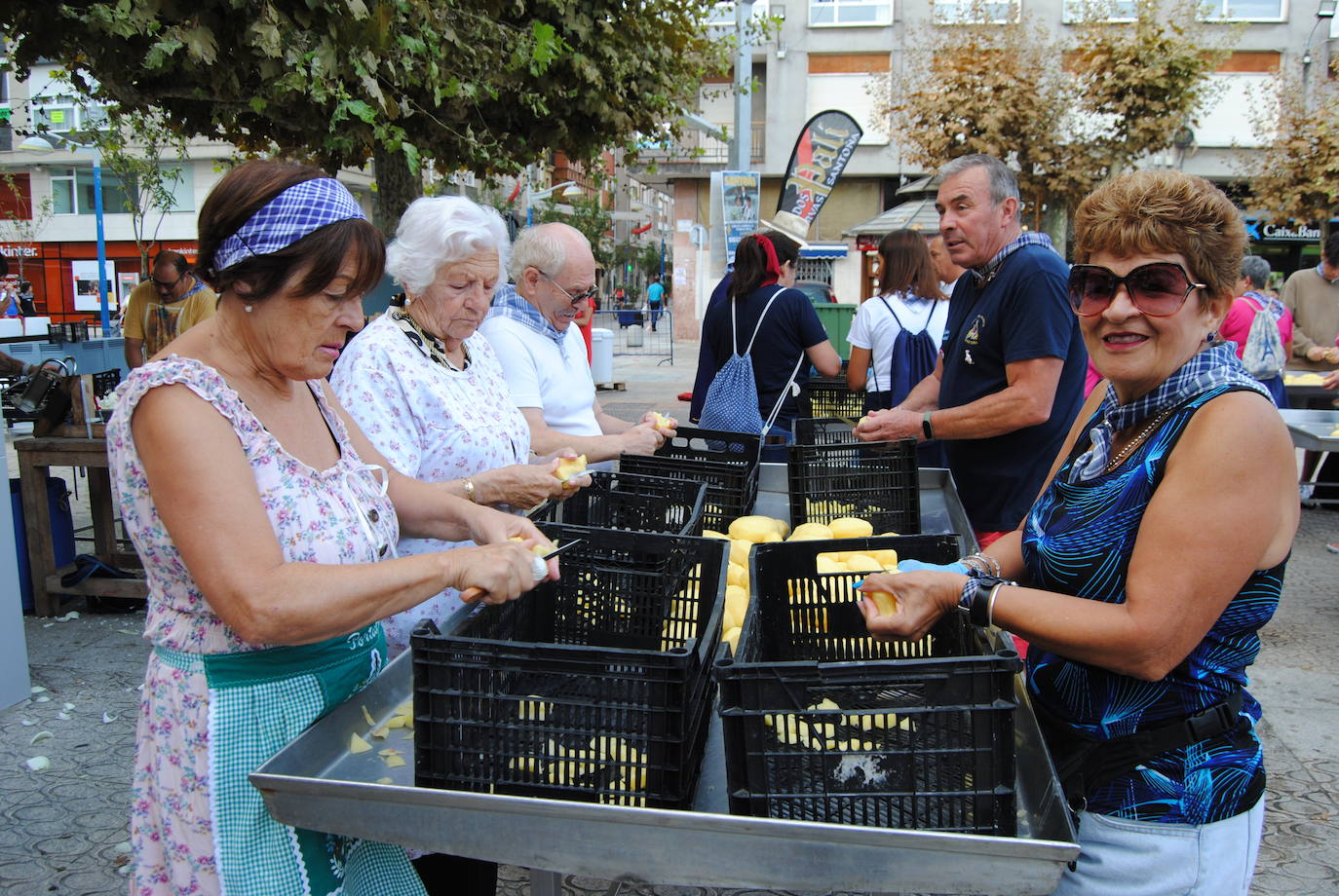 Desde las nueve de la mañana los vecinos colaboran en la trisca de patatas que tiene lugar en la plaza de San Antonio