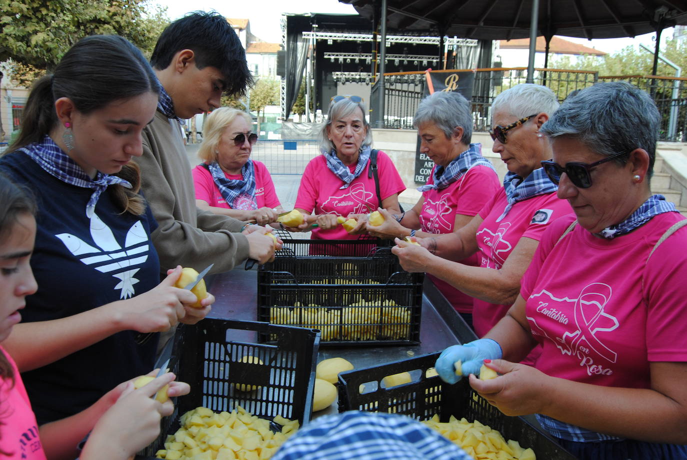 La pregoneras de las fiestas, las mujeres de Cantabria en Rosa, también han participación en la preparación del marmite. 