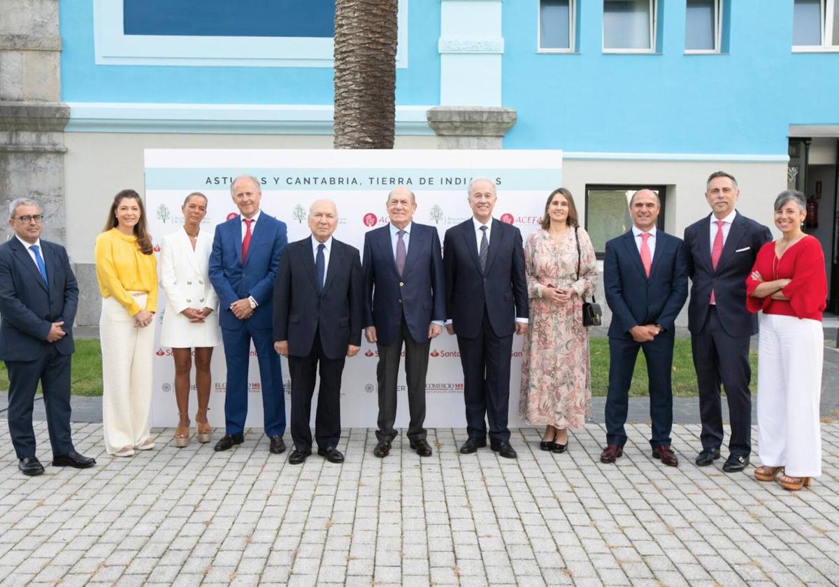 Foto de familia de todos los ponentes de la jornada celebrada en Colombres.