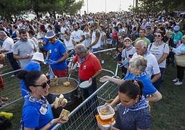 Miles de vecinos aguardaron su turno en las largas colas para recibir su deliciosa ración de marmite.