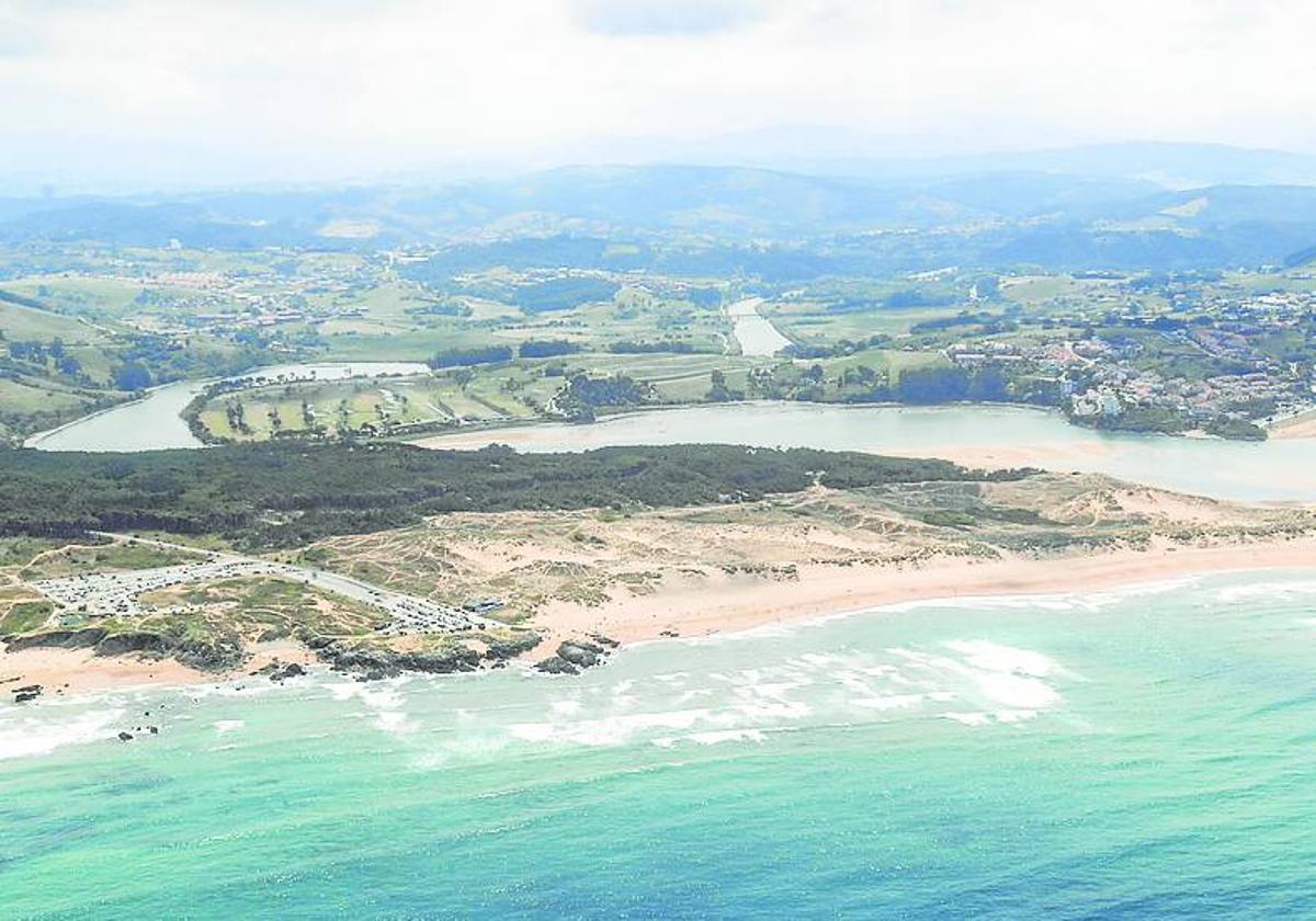 Vista aérea de las dunas de Liencres y la ría de Mogro.