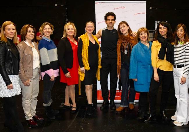 Las representantes de Cantabria Danza posan con Antonio Najarro con motivo de su master class en Cantabria