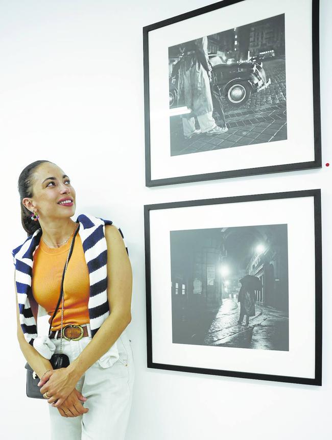 Anna Saura, ante las fotografías de su padre expuestas en la galería Juan Silió.