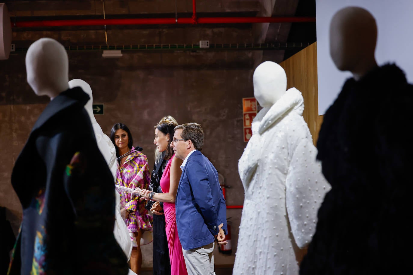 En el salón del Auditorio Serrería Belga además de proyectarse la 'fashion film' podría observarse piezas de la colección en varios maniquís.