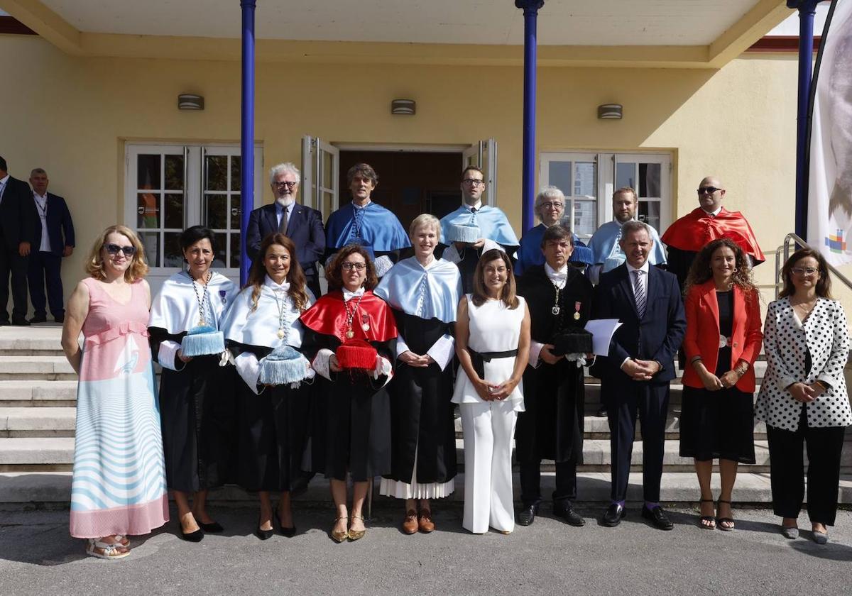 En la clausura. Autoridades, representantes institucionales y el equipo de Gobierno de la UIMP se dieron cita en el Paraninfo.