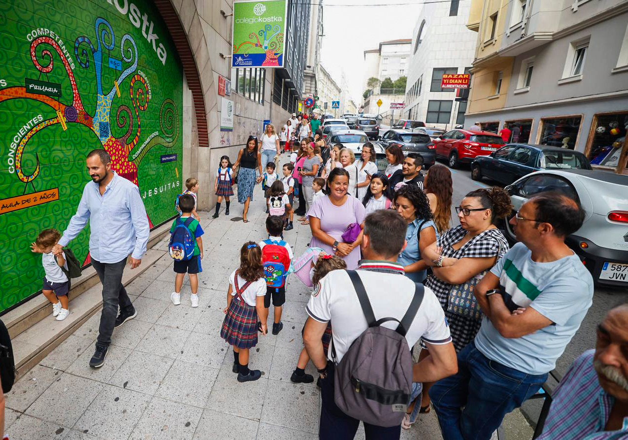 Padres y alunnos en la entrada del colegio Kostka de Santander