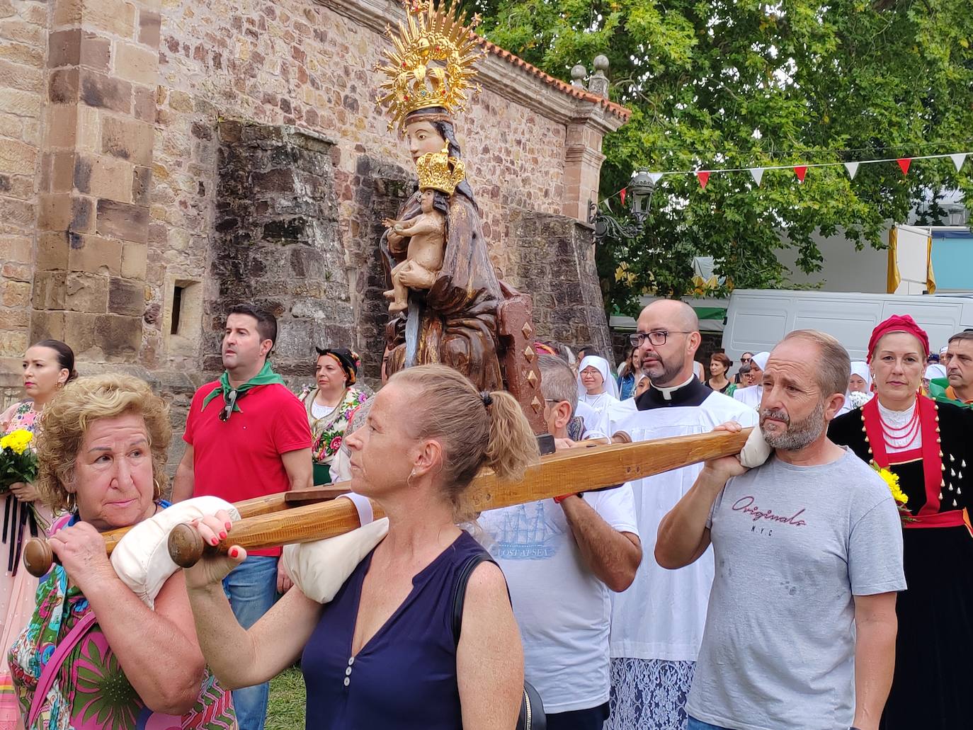 La imagen de la Virgen de Valencia, la 'Quemada', llegó a hombros al santuario de Vioño. 