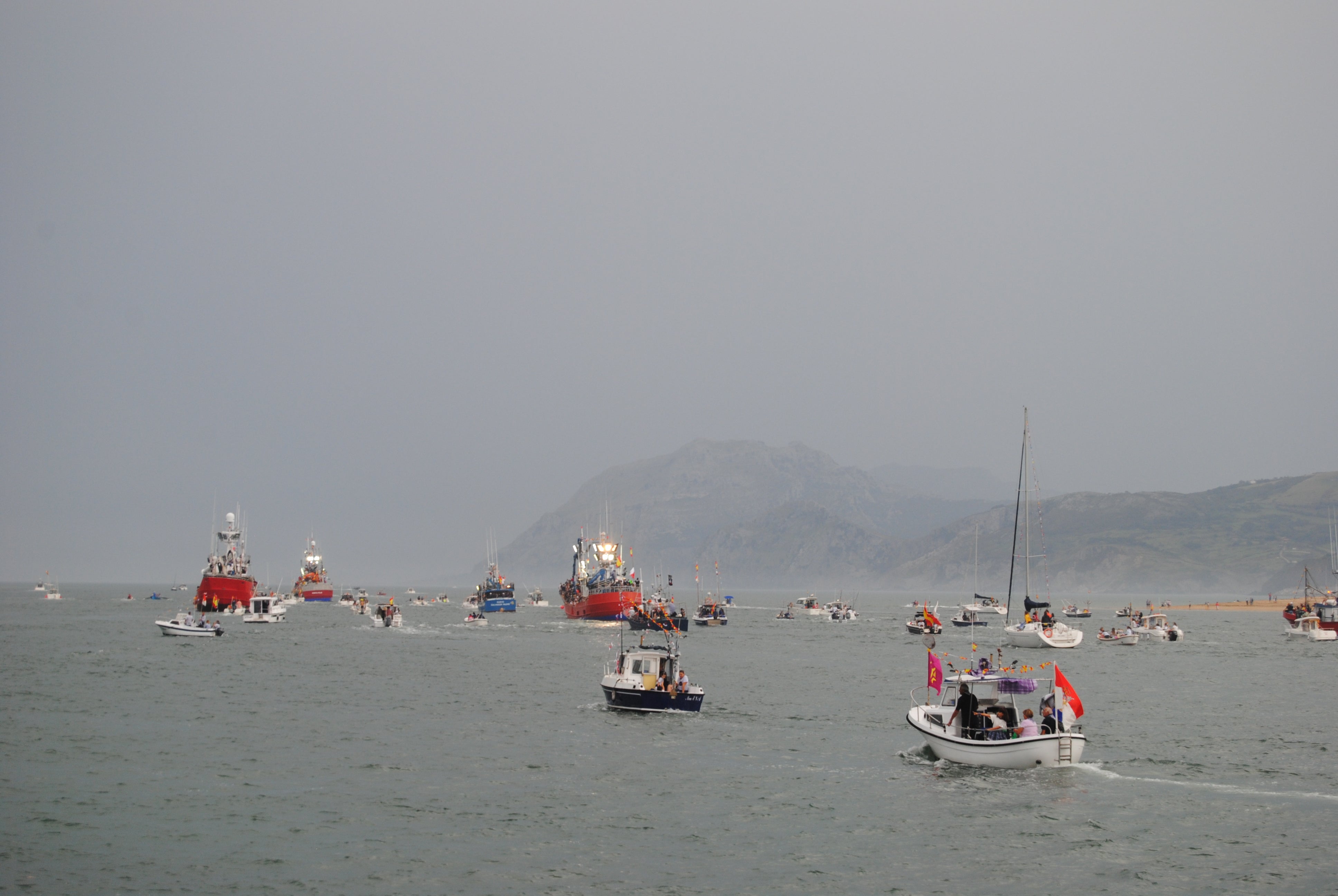 Estampa de la bahía de Santoña con todos los barcos navegando por la bahía siguiendo la estela de la Virgen del Puerto. 