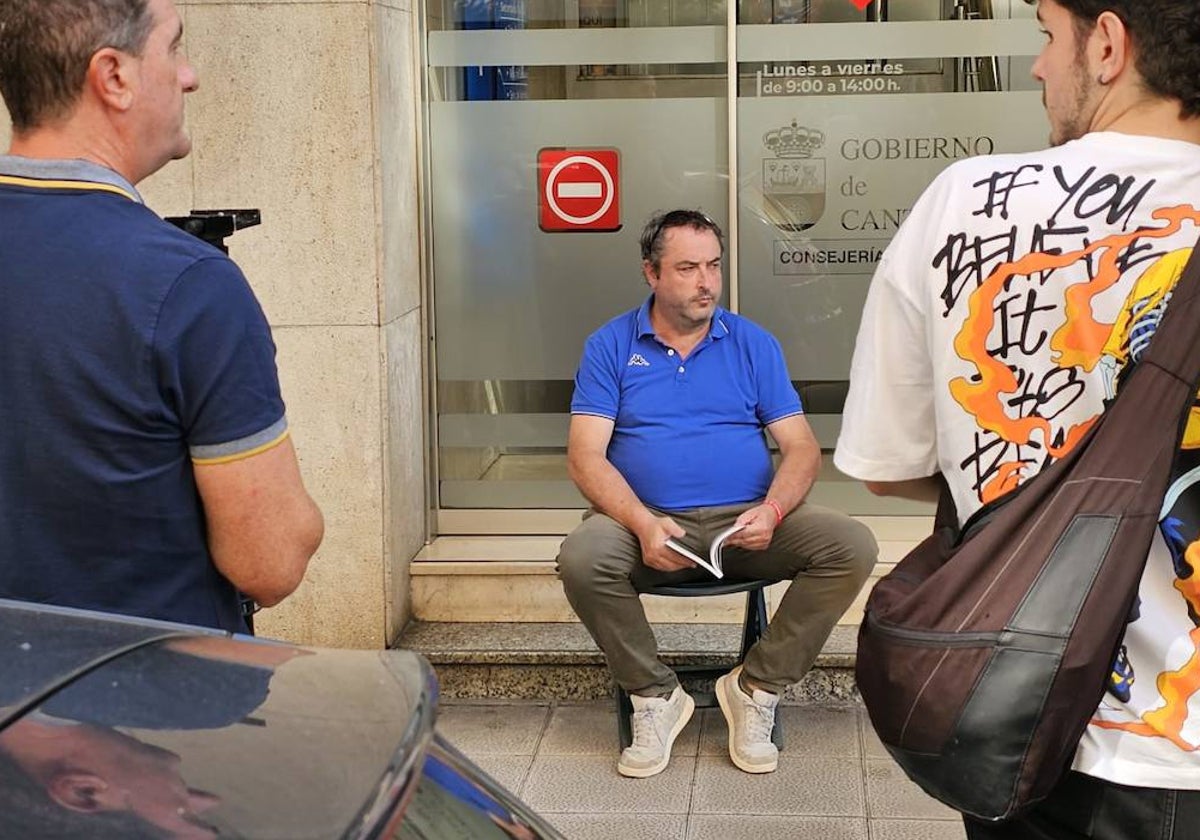 El regidor José Carlos Lavín sentado el viernes de la semana pasada en las puertas de la consejería de Salud en la calle Federico Vial.