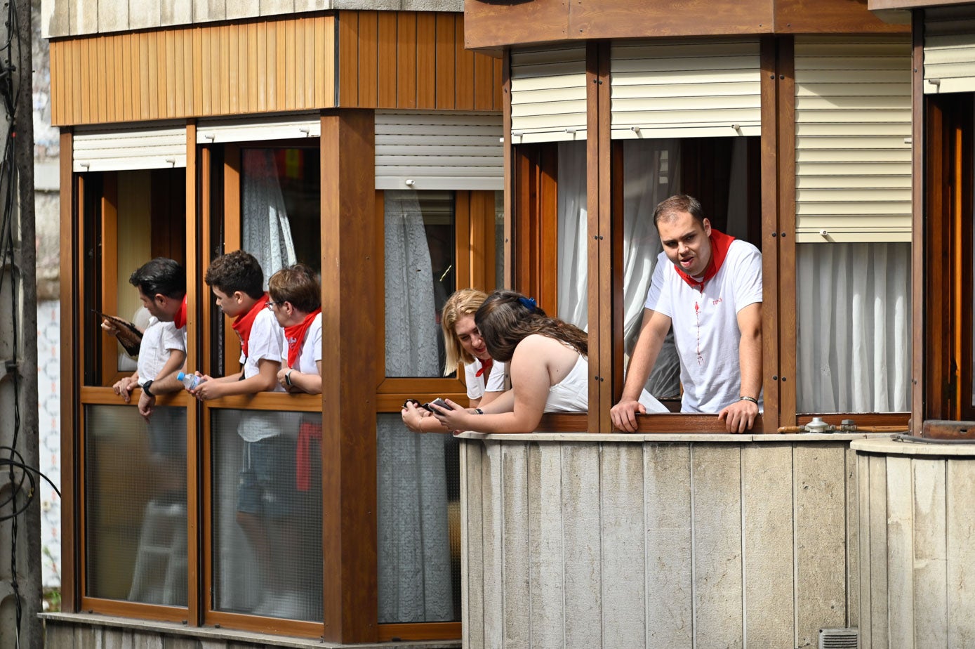 Minutos antes de empezar el encierro, la gente busca un buen lugar para verlo.