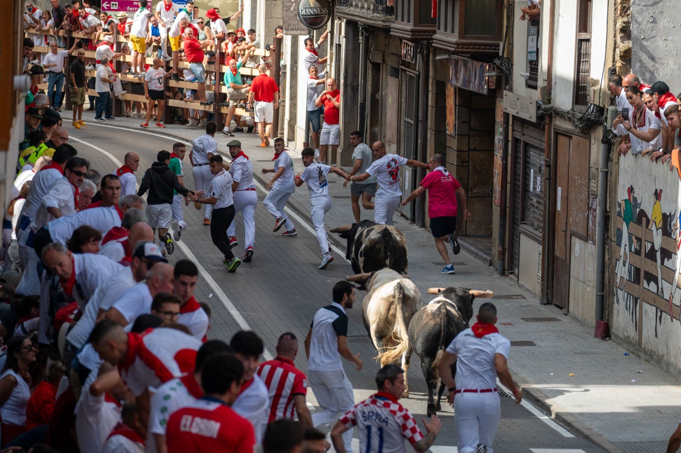 El público ha seguido con expectación el primer encierro, que comenzó pasadas las 12.00 horas.