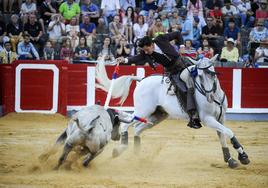 Diego Ventura ante el primer toro de su lote, en el que el fallo con el rejón de muerte le impidió cortar alguna oreja.