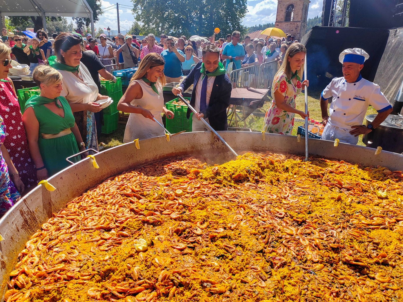 La presidenta del Gobierno de Cantabria, María José Sáenz de Buruaga, y el alcalde de Piélagos, Carlos Caramés, fueron de los primeros en mover la paella. 